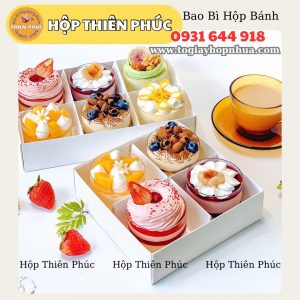 Hộp 4 ngăn đựng 4 ly mousse tròn – ly mousse vuông – Hộp 4 ngăn nắp mica trong suốt đựng bánh mix vị