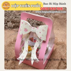 Hộp nơ hồng đựng 4 ly tiramisu - Túi nơ tím đựng 4 ly mousse - Túi quà tặng nơ tím - nơ hồng đựng bánh làm quà tặng - Túi nơ tím - Túi nơ Hồng kem hộp 4 cupcake mica
