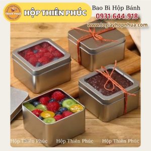 Hộp thiếc vuông có cửa sổ 450ml đựng bánh mousse - Hộp thiếc vuông đựng tiramisu có nắp kinh - Hộp thiếc vuông đựng bánh panna cotta trái cây - Hộp thiếc vuông đựng bánh quy