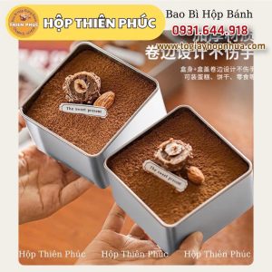 Hộp thiếc vuông có cửa sổ 450ml đựng bánh mousse - Hộp thiếc vuông đựng tiramisu có nắp kinh - Hộp thiếc vuông đựng bánh panna cotta trái cây - Hộp thiếc vuông đựng bánh quy