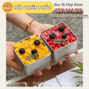 Hộp thiếc vuông có cửa sổ 450ml đựng bánh mousse - Hộp thiếc vuông đựng tiramisu có nắp kinh - Hộp thiếc vuông đựng bánh panna cotta trái cây - Hộp thiếc vuông đựng bánh quy