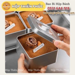 Hộp thiếc vuông có cửa sổ 450ml đựng bánh mousse - Hộp thiếc vuông đựng tiramisu có nắp kinh - Hộp thiếc vuông đựng bánh panna cotta trái cây - Hộp thiếc vuông đựng bánh quy